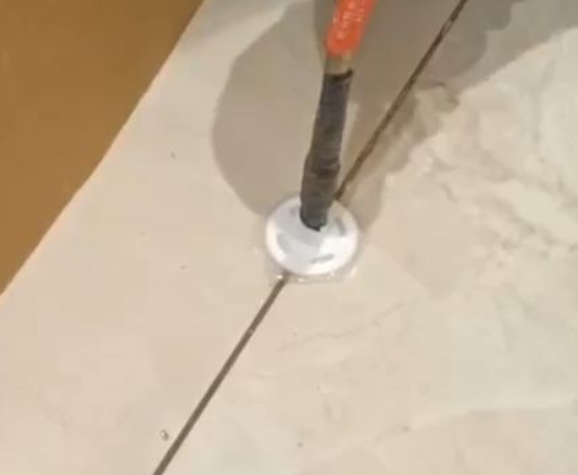 苏家屯瓷砖空鼓维修公司专业解答瓷砖在铺贴过程中，如果没有涂抹均匀到位的粘结材料（如水泥砂浆或瓷砖胶），可能会导致以下问题